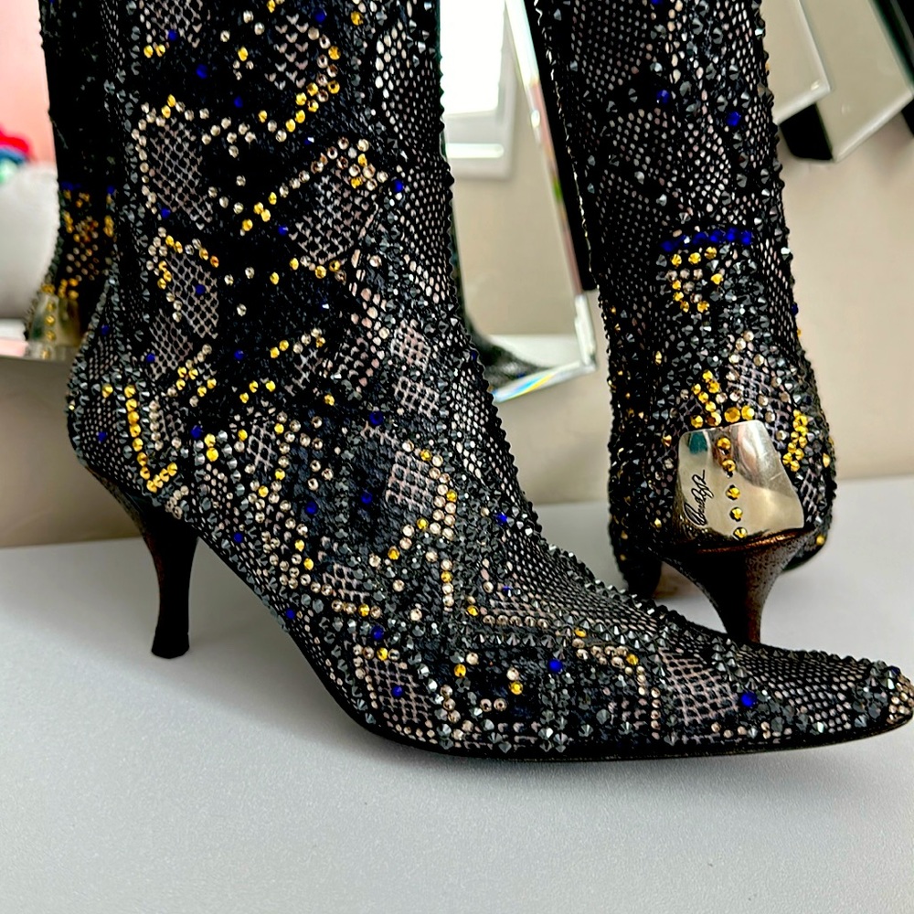 Take me to the Rodeo! 👢Stunning  boots, embellished with Swarovski crystals.